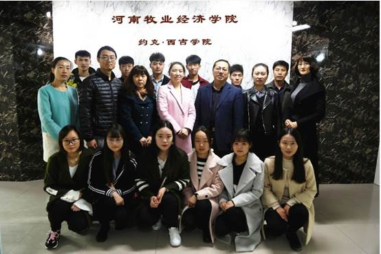 第一期学员与企业老师和学院老师合影 第一期学员与企业老师和学院老师合影