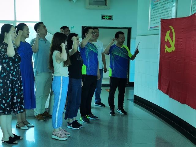 说明: C:\Users\hp\Desktop\20200705主题党日活动\0705主题党日照片\宣誓.jpg 说明: C:\Users\hp\Desktop\20200705主题党日活动\0705主题党日照片\宣誓.jpg