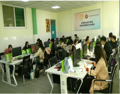 学员在合作基地学习和开发项目 学员在合作基地学习和开发项目